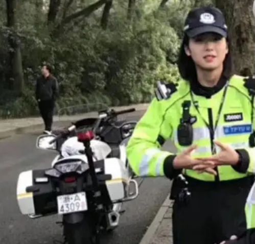 杭州一执勤女骑警神似贾静雯