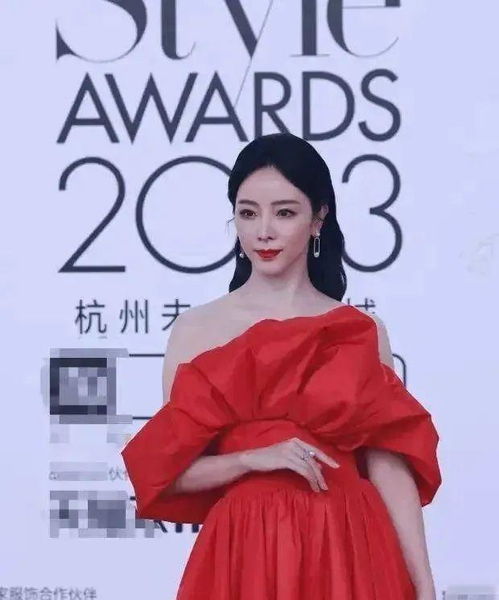 李思思离开央视后的首次商演