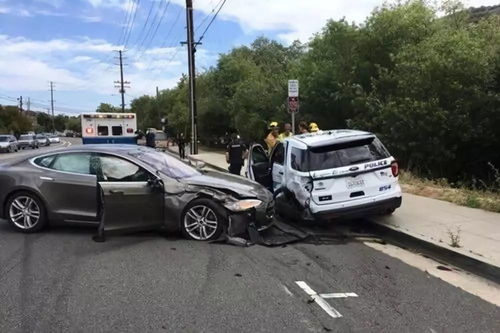 纪委回应警车撞三车：精神病人开走车